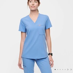 FIGS CATARINA ONE POCKET SCRUB TOP